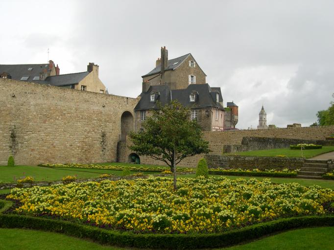  vue sur les remparts depuis le parc